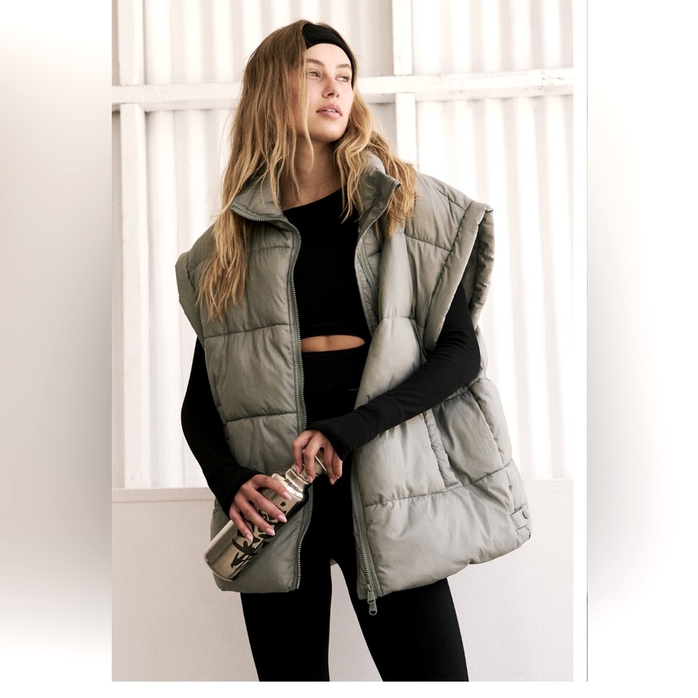 Free People Movement In a bubble Puffer Vest size small in Greyed Olive NWOT